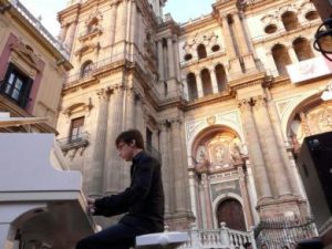 LA FUNDACIÓN MUSICAL DE MÁLAGA COLABORA CON LA NOCHE EN BLANCO 2013 A TRAVÉS DE LA ACTIVIDAD: UN PIANO EN LA CALLE